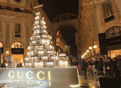 quanto è costato l'albero di gucci|Ultima generazione imbratta l'albero di Natale di Gucci in Galleria .